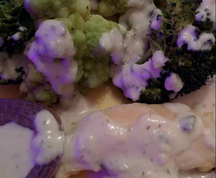 Aiguillettes de poulet, brocoli et sauce oignon