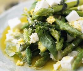 Asperges vertes de printemps, jaune d’œuf, purée de rattes et lamelles de Comté