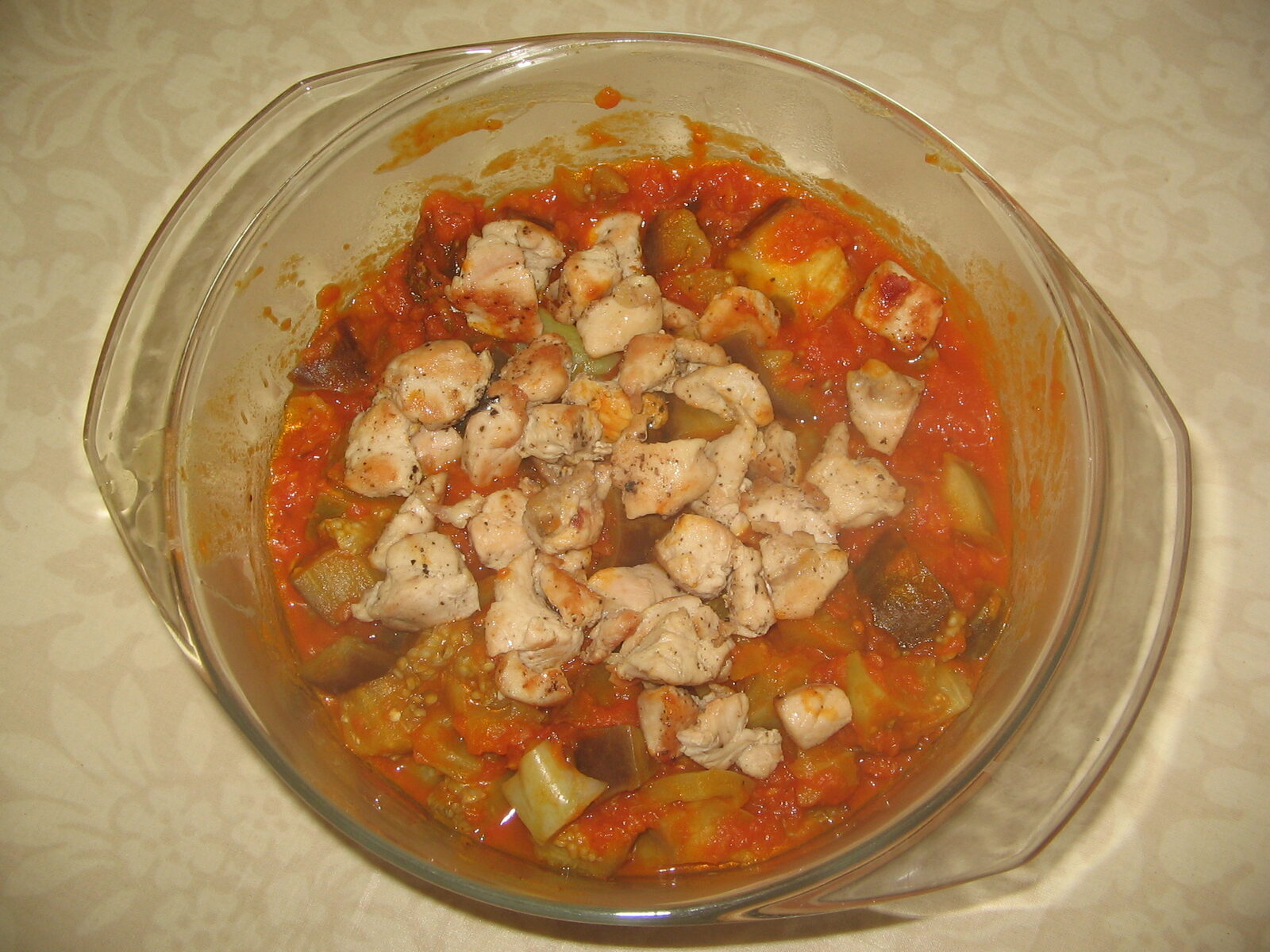 Aubergines mijotées et ses dés de poulet grillés