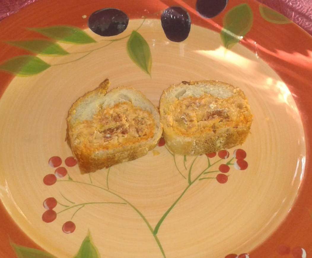 Baguette farcie au chorizo, poivron, olives et gruyère