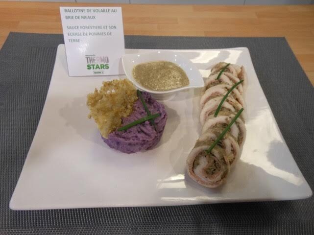 ballotine de volaille au brie de Meaux, sauce forestière et son écrasé de pomme de terre.