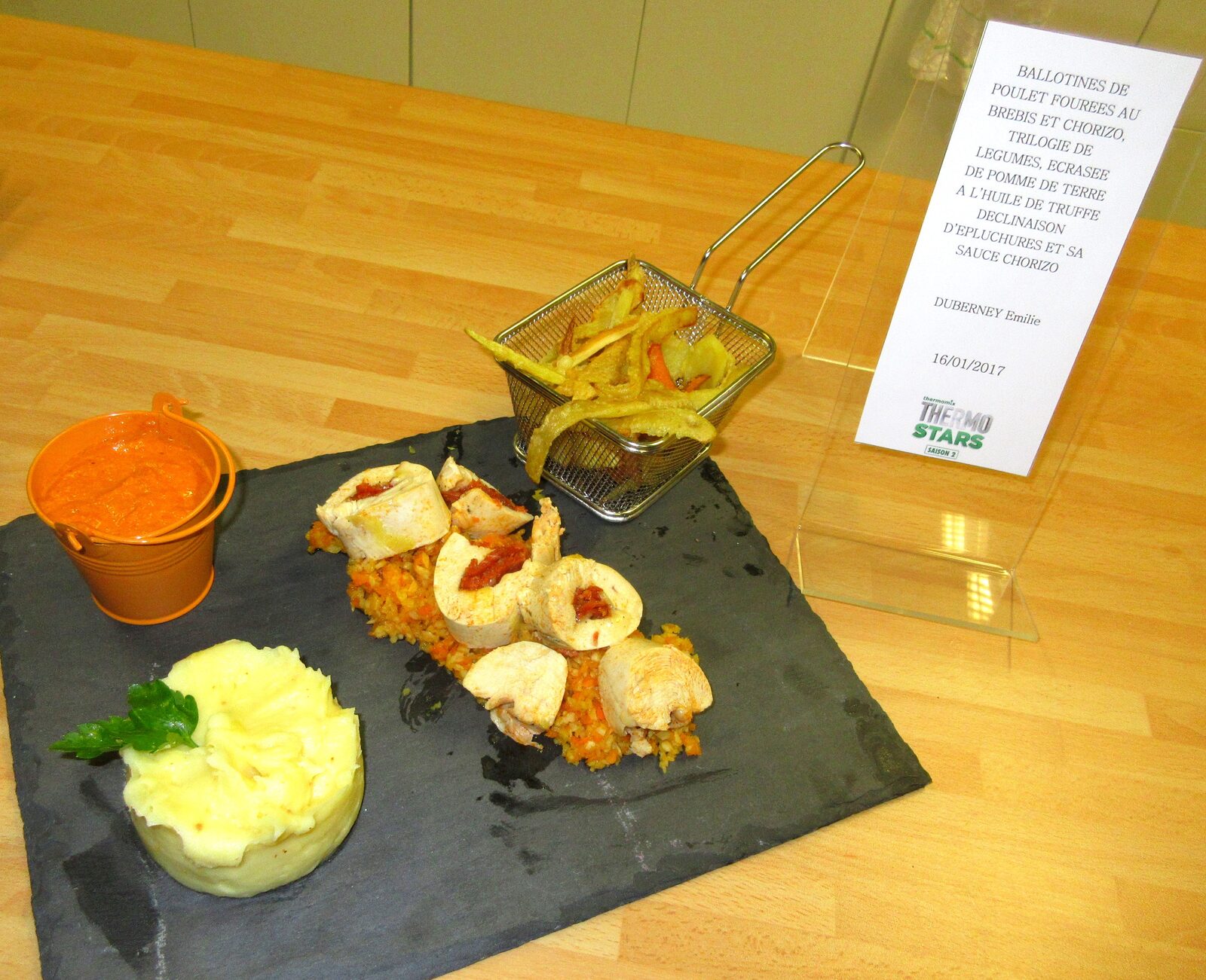 Ballotines poulet chorizo brebis, trilogie de légumes, son écrasé pomme de terre à la truffe et sauce chorizo avec déclinaison d'épluchures