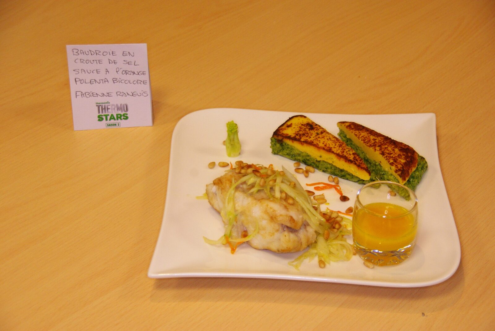 baudroie (lotte) en croûte de sel, sauce à l'orange, fenouil et polenta bicolore