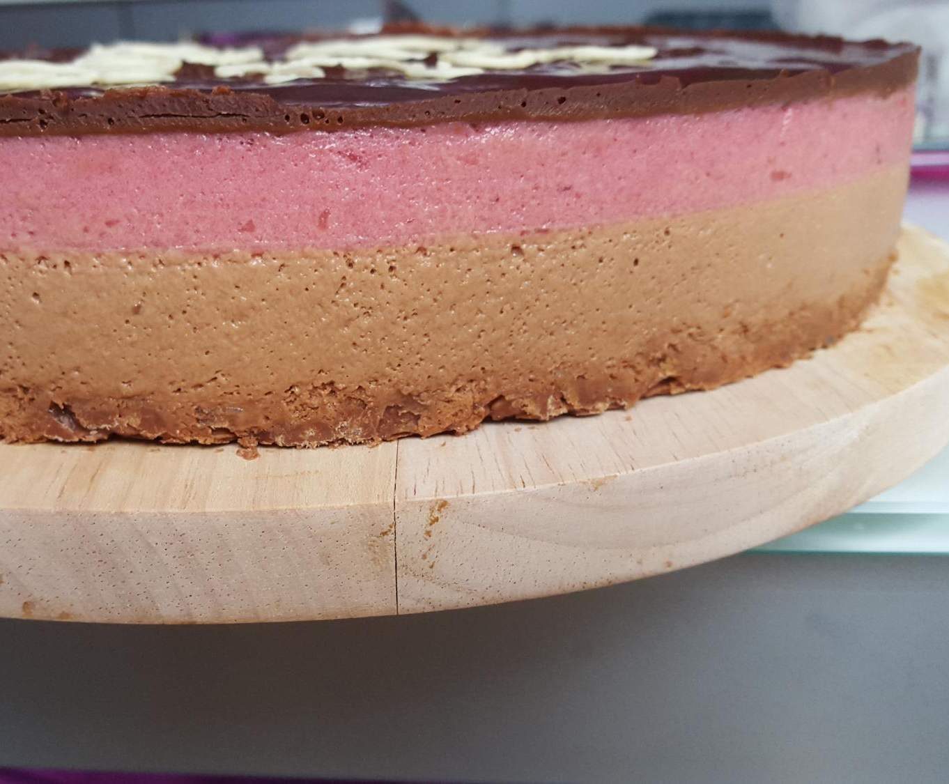 Bavarois fruits rouges - chocolat sur son lit croustillant