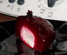 Betterave rôtie fourrée au chèvre et nappée de miel