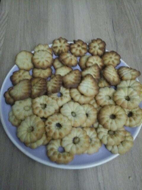 Biscuits à la vanille avec un presse biscuit