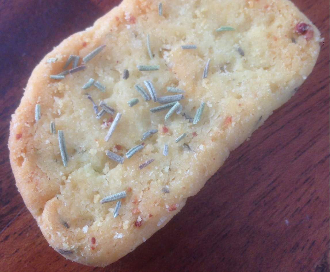 Biscuits apéritif: sablé parmesan-romarin