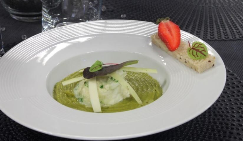 Blanc-manger sur lit de Saint Nectaire et pois gourmands parfumé au poivre de sichuan