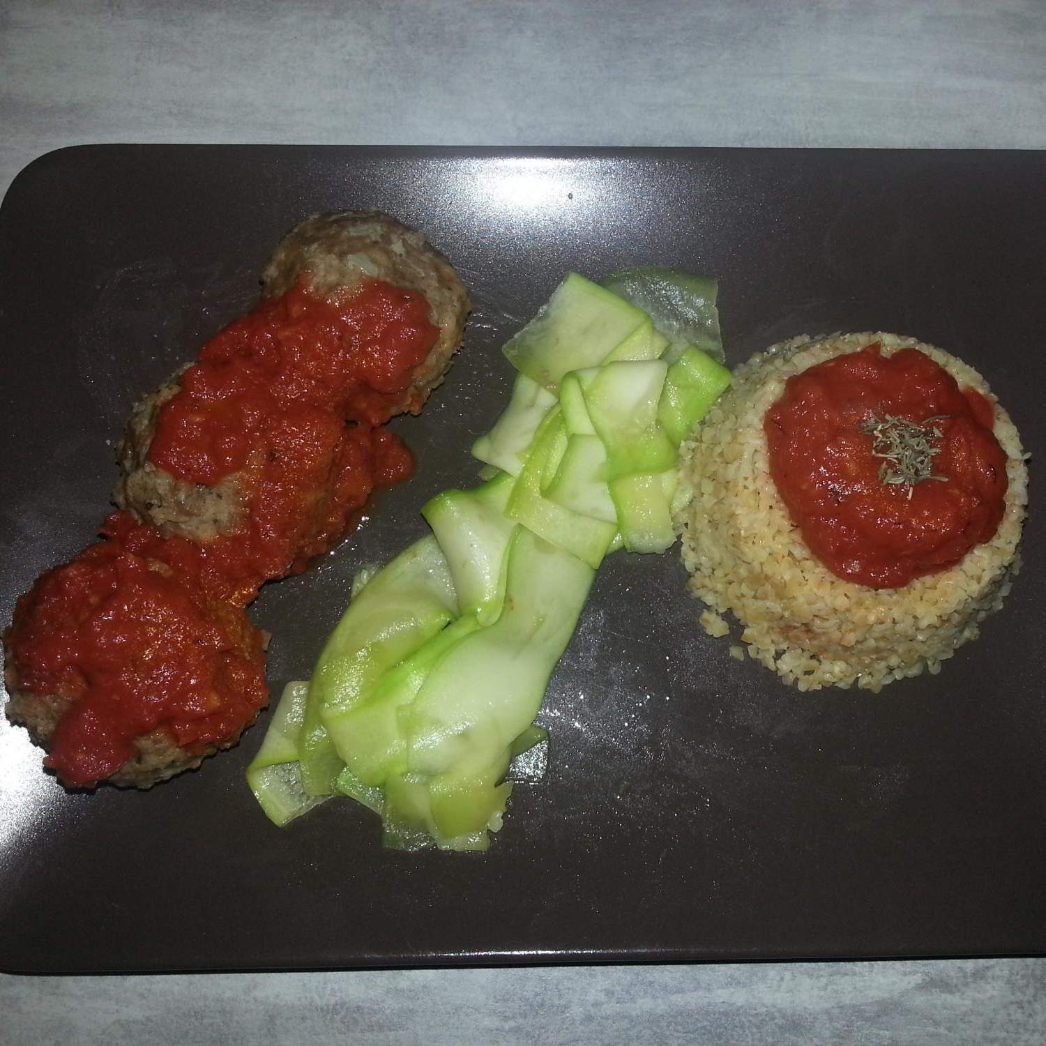 boulettes de viandes épicées boulghour sauce tomate et tagliatelles de courgettes