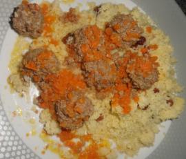 boulettes oriental sur lit de carottes,semoules et fruit dans leurs jus