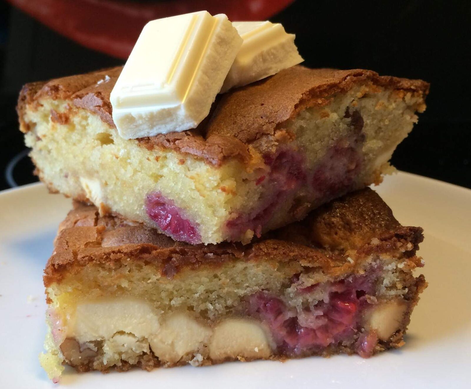 Brownie au chocolat blanc, framboises et noix de pécan