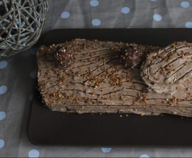 Bûche de Noël au chocolat praliné, pralin et nutella façon Ferrero Rochers