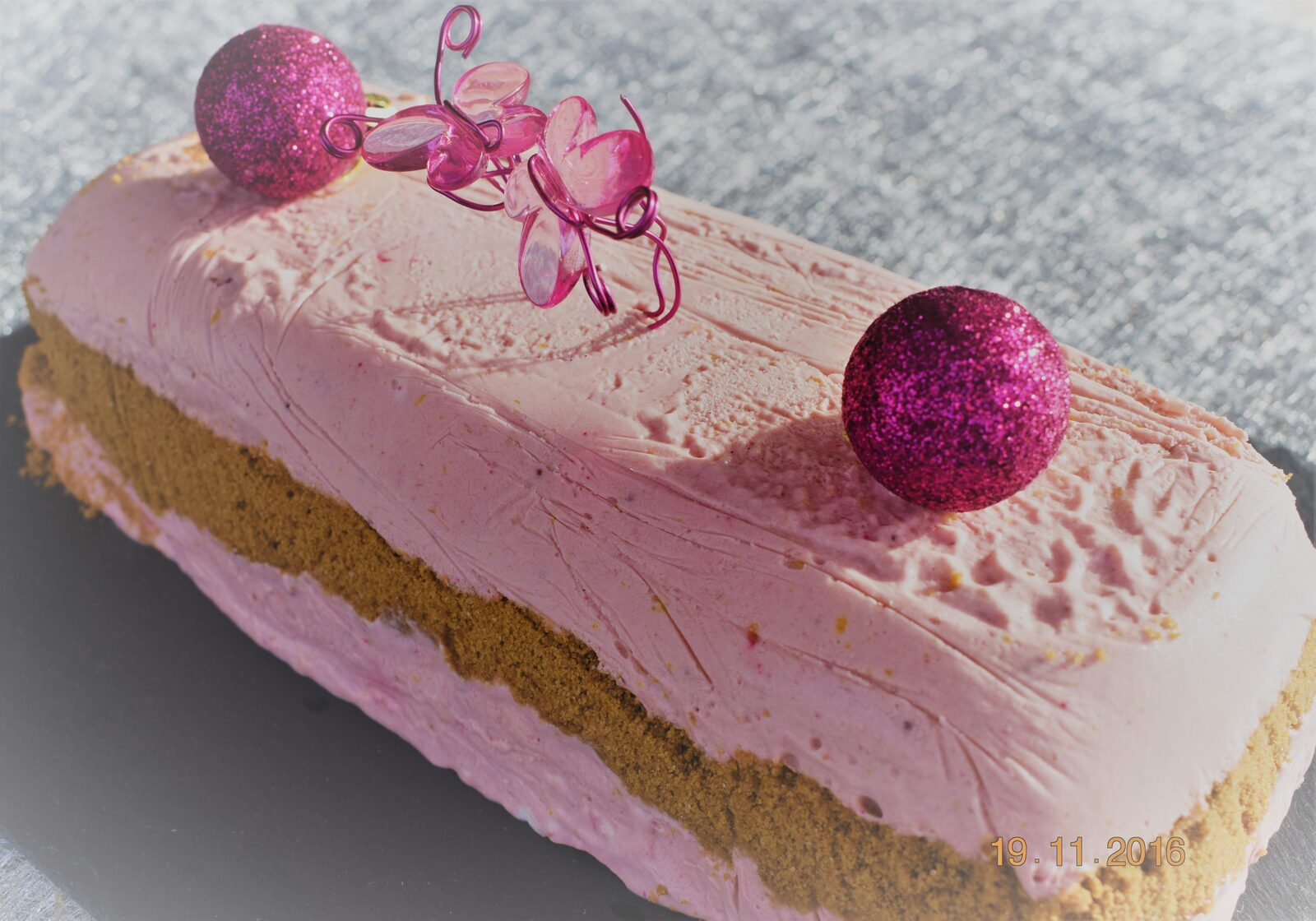 Bûche glacée aux spéculos et à la fraise