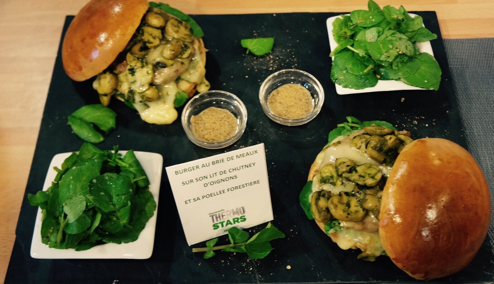 burger au brie de Meaux sur son lit de chutney d’oignons et sa poêlée forestière