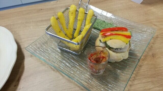 Burger surprise et ses frites catalanes