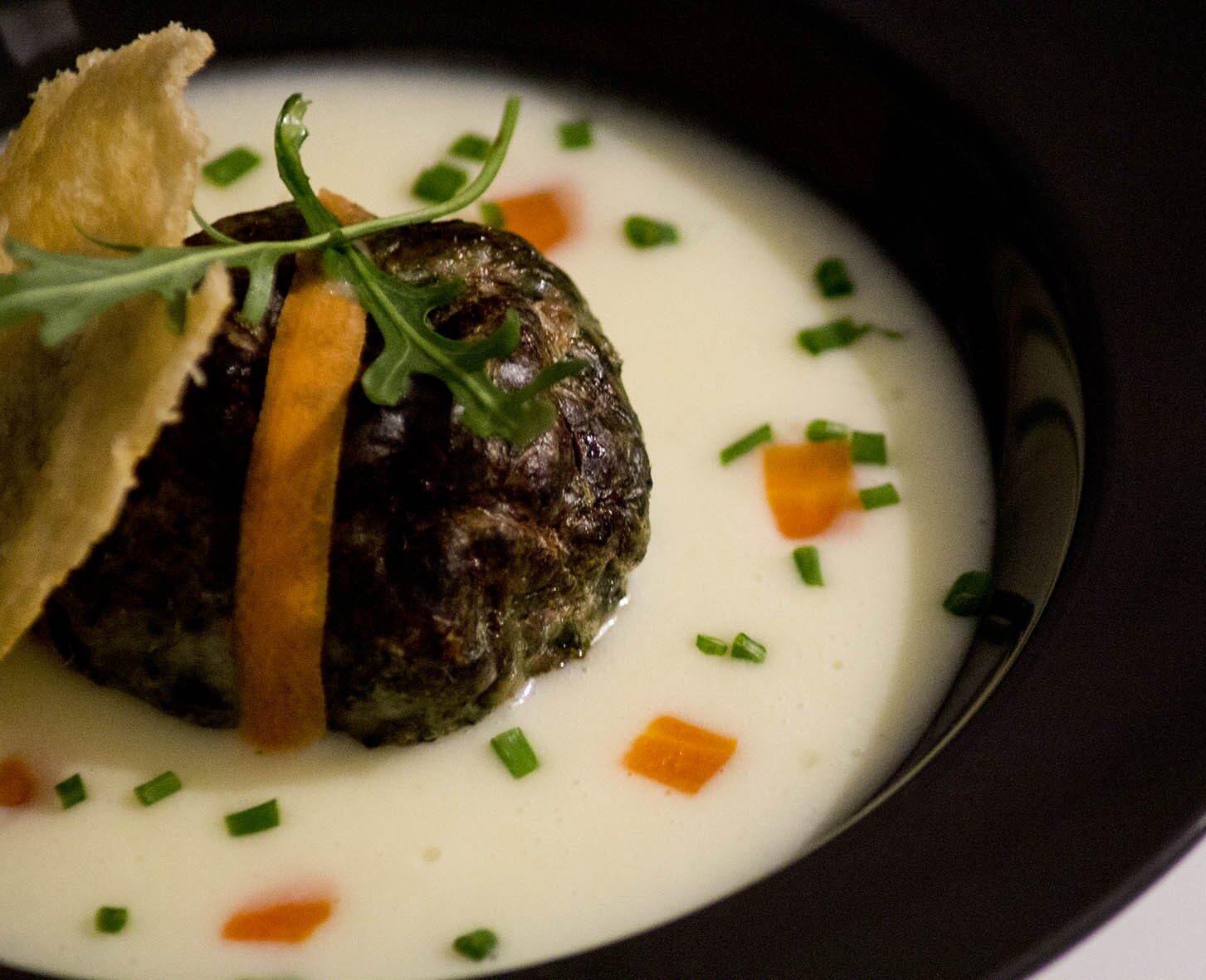 Caillettes aux herbes, crémeux de pomme de terre et tuiles au parmesan - Thermostars