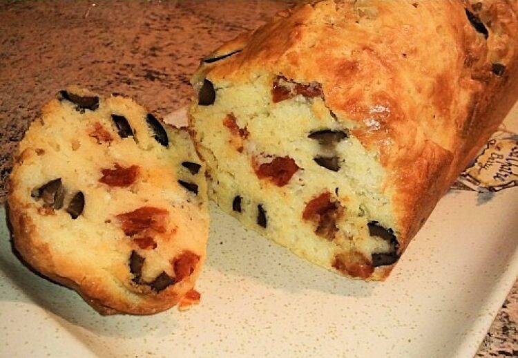 Cake aux olives, Tomates et oignons
