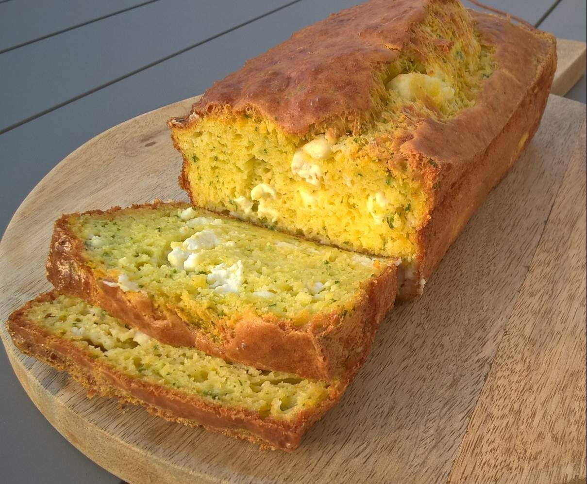 Cake moelleux à la feta et aux fines herbes