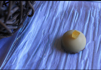 Chocolats blancs maison fourrés à la ganache et à l'orange confite (Pâques / Noel)