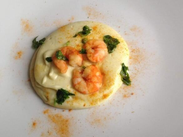 Chou-fleur en purée et crevettes au curcuma