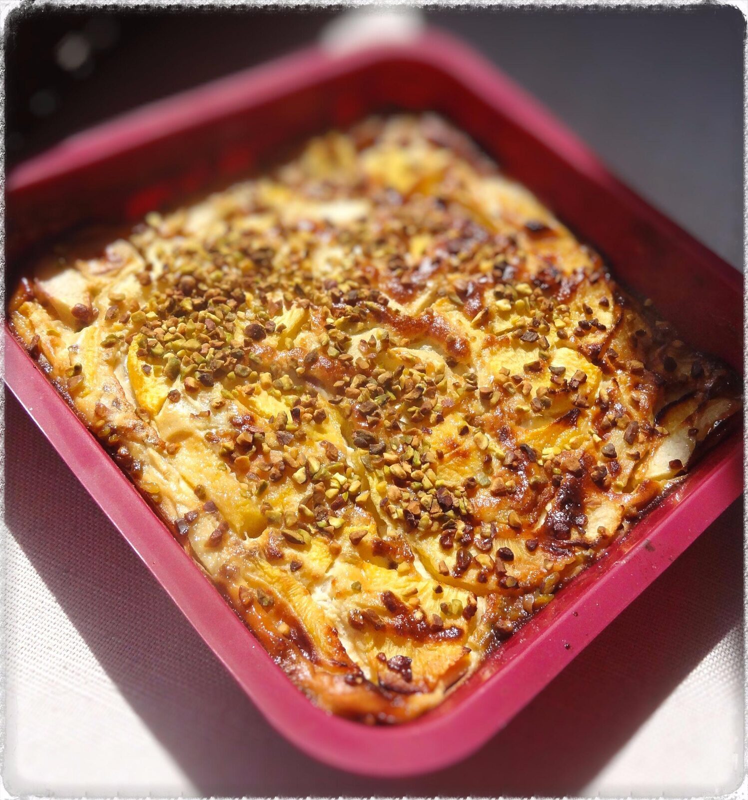 Clafoutis de pêches au miel et aux pistaches