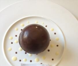 Comme une Poire Belle Hélène (sphère chocolat, bavarois aux poires et mini financier)