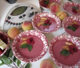 Compote de pêches, framboises et douceur de chocolat blanc