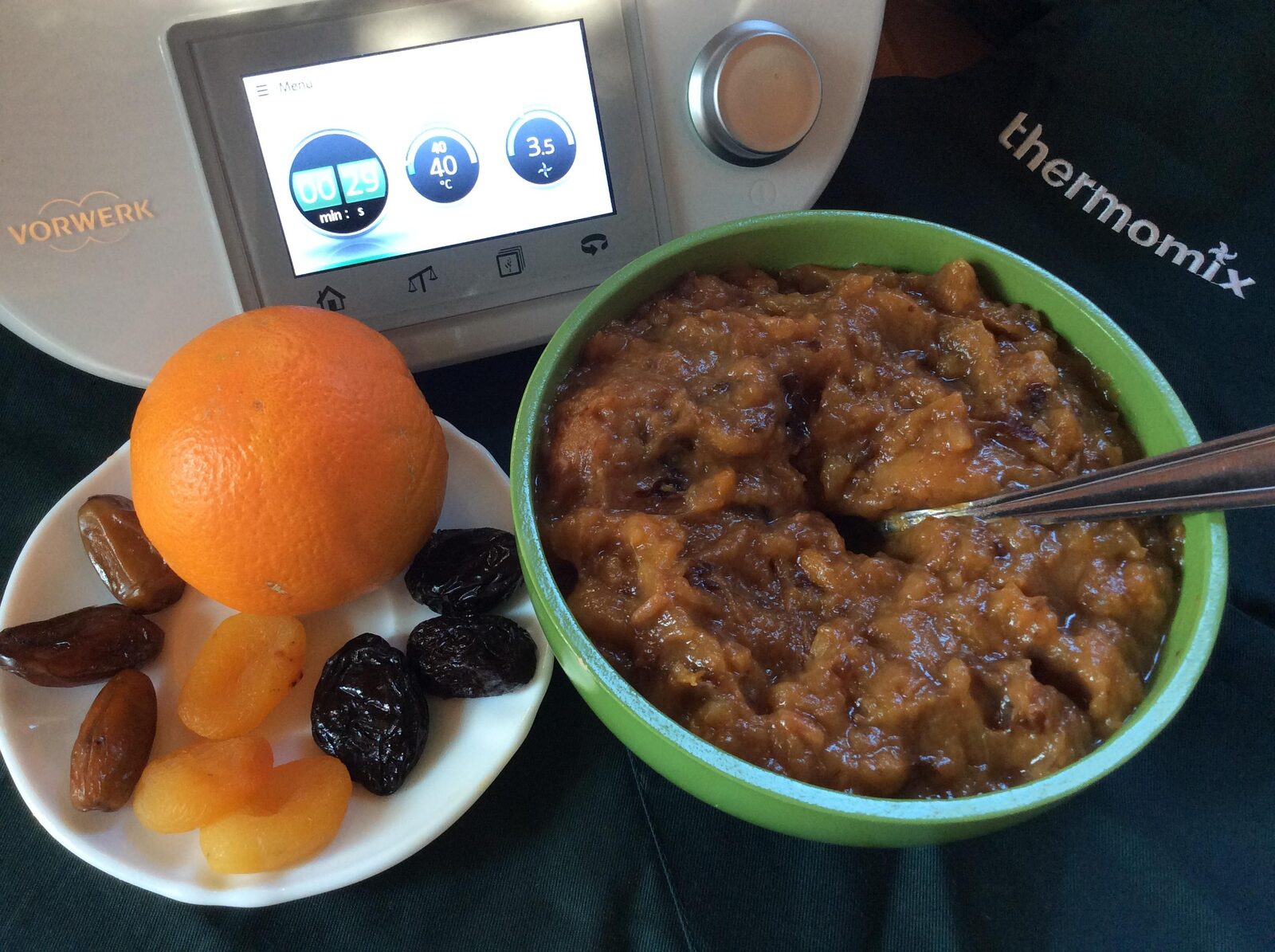 Compotée de pommes oranges et fruits secs (abricots, pruneaux, dattes)