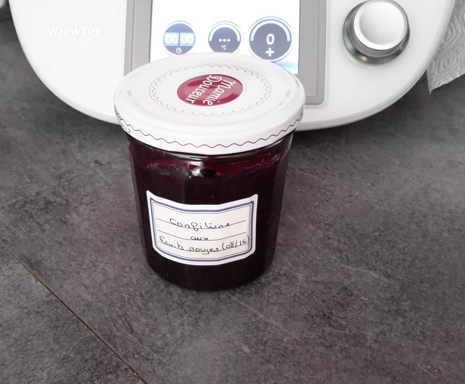 Confiture aux fruits rouges surgelés.