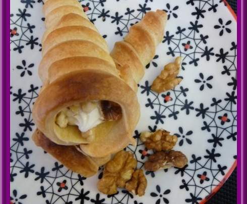 Cornets à la mousse de chèvre, miel et noix.