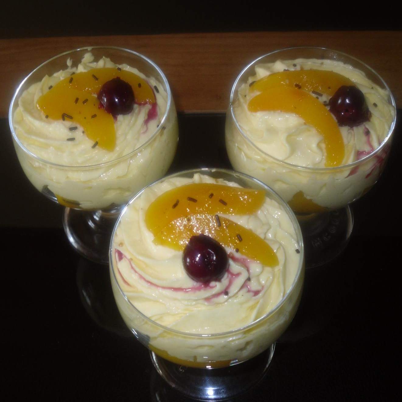 coupes de peche et mascarponne a la noix de coco