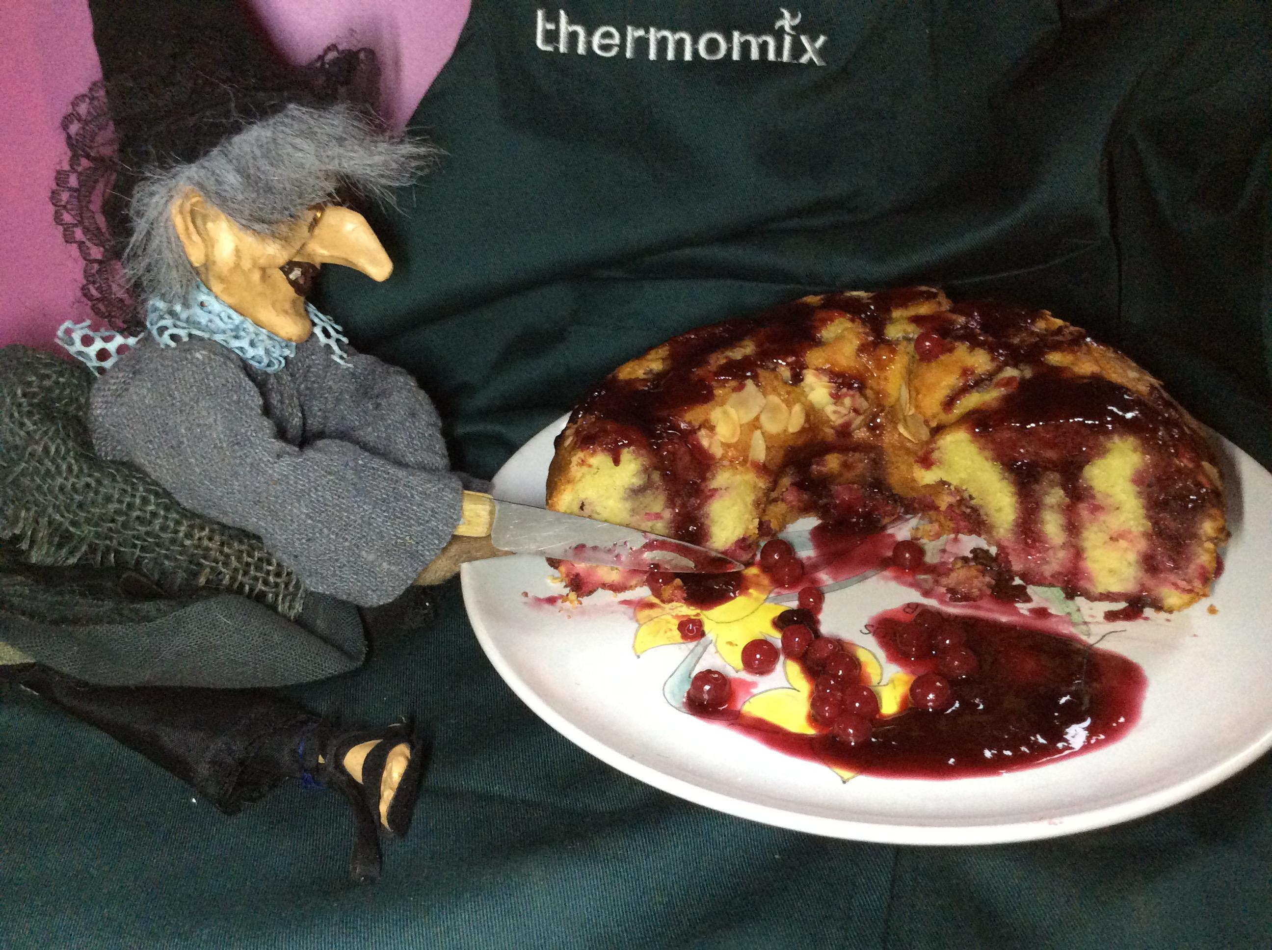 Couronne sanglante d'halloween ou gâteau aux groseilles, amandes et gelée de fruits rouges