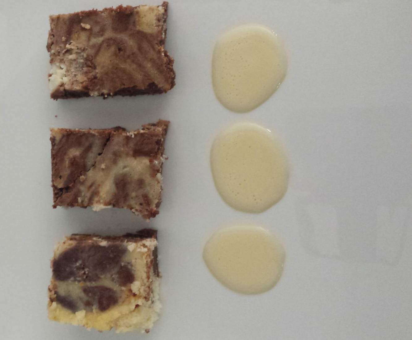 crème à la vanille pour accompagner gâteau au chocolat, glace ou fruits rouges