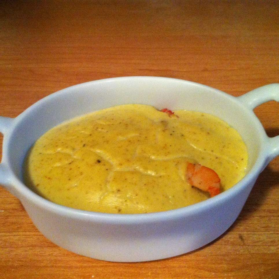 Crème brûlée aux noix de Saint Jacques et crevettes sur lit de poireaux