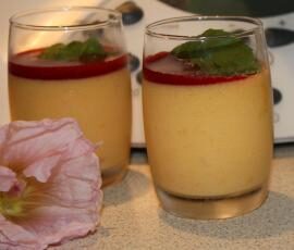 Crème d'abricots avec son coulis de framboises