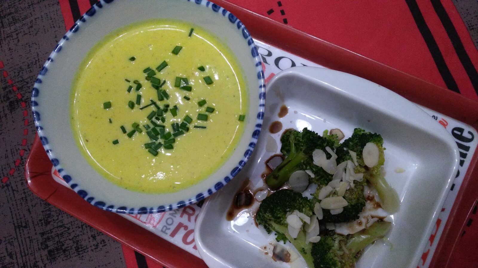 Crème de brocolis au mascarpone et curcuma accompagné de ses bouquets