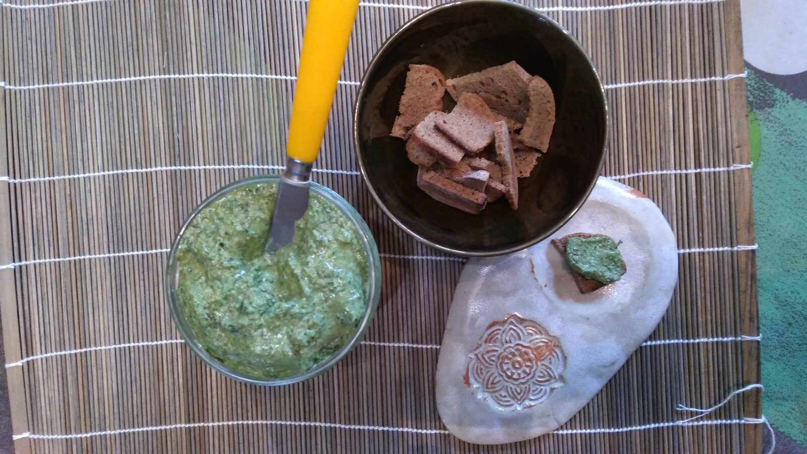 Crème de fanes de carottes aux amandes