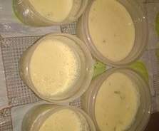 Creme desert à la banane avec morceaux de pommes