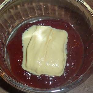 Crème glacée au foie gras sur confiture d'oignons rouge