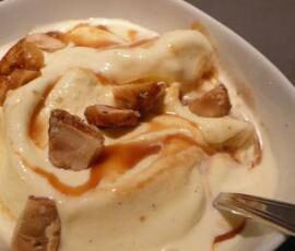 Crème glacée aux éclats de noix caramélisés
