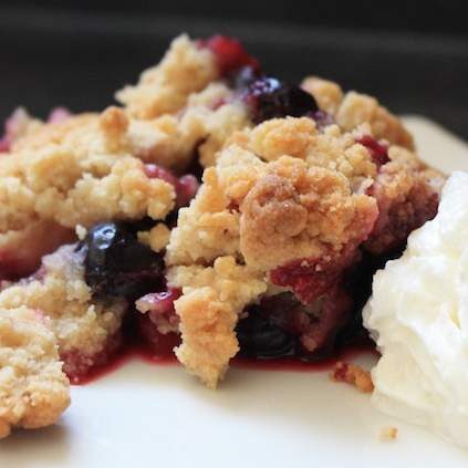 Crumble au cassis et à la poire