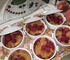 Crumble pêches-framboises en petites cocottes