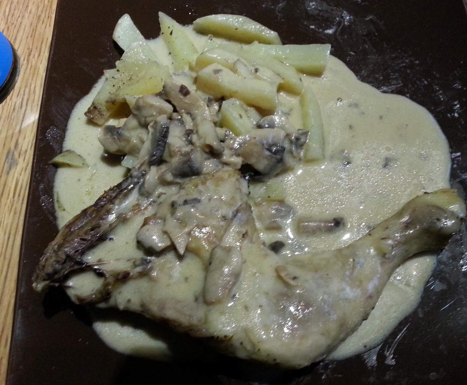 Cuisses de Poulet pommes de terre vapeur et sauce champignon