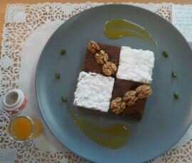 Damier de brownies blanc et noir revisités et son coulis d'orange