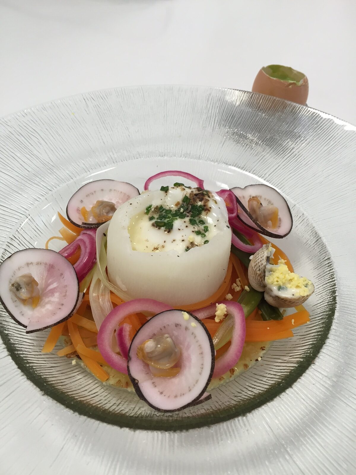 Déclinaison d'oeufs en coques, nid de printemps en verdure de jeunes pousses sur sa gelée de fenouil.