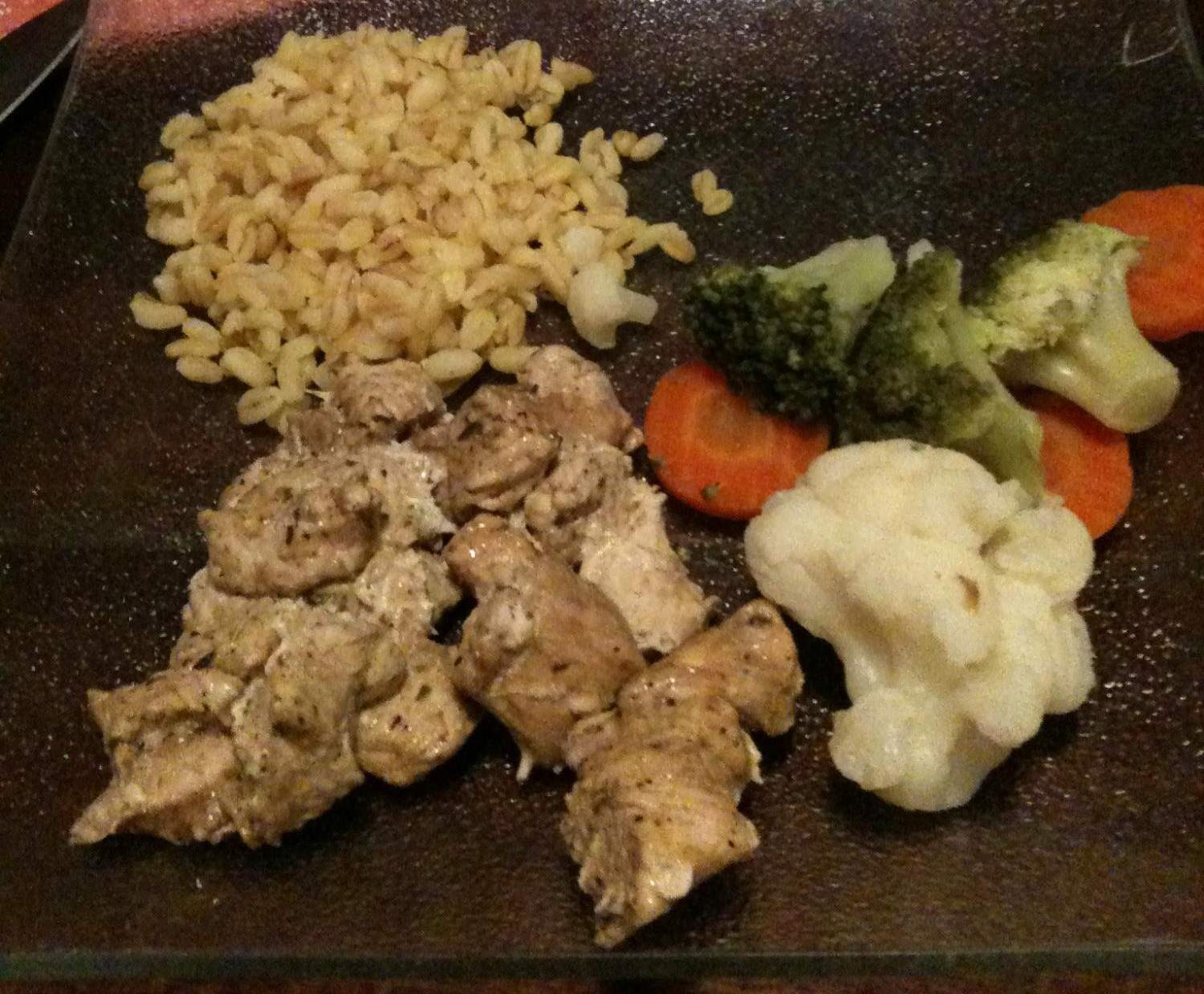 Dinde marinée avec son ébly légumes et sauces