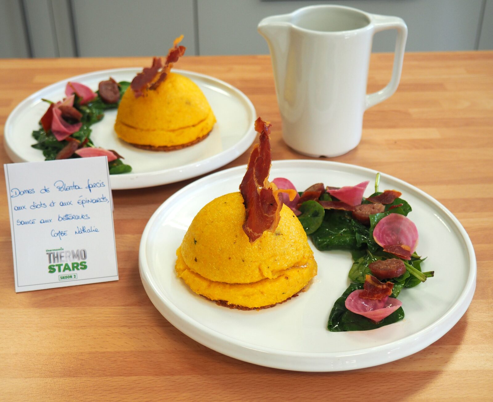 Dômes de polenta farcis aux diots et aux épinards, sur biscuits au Beaufort, et leur sauce aux betteraves