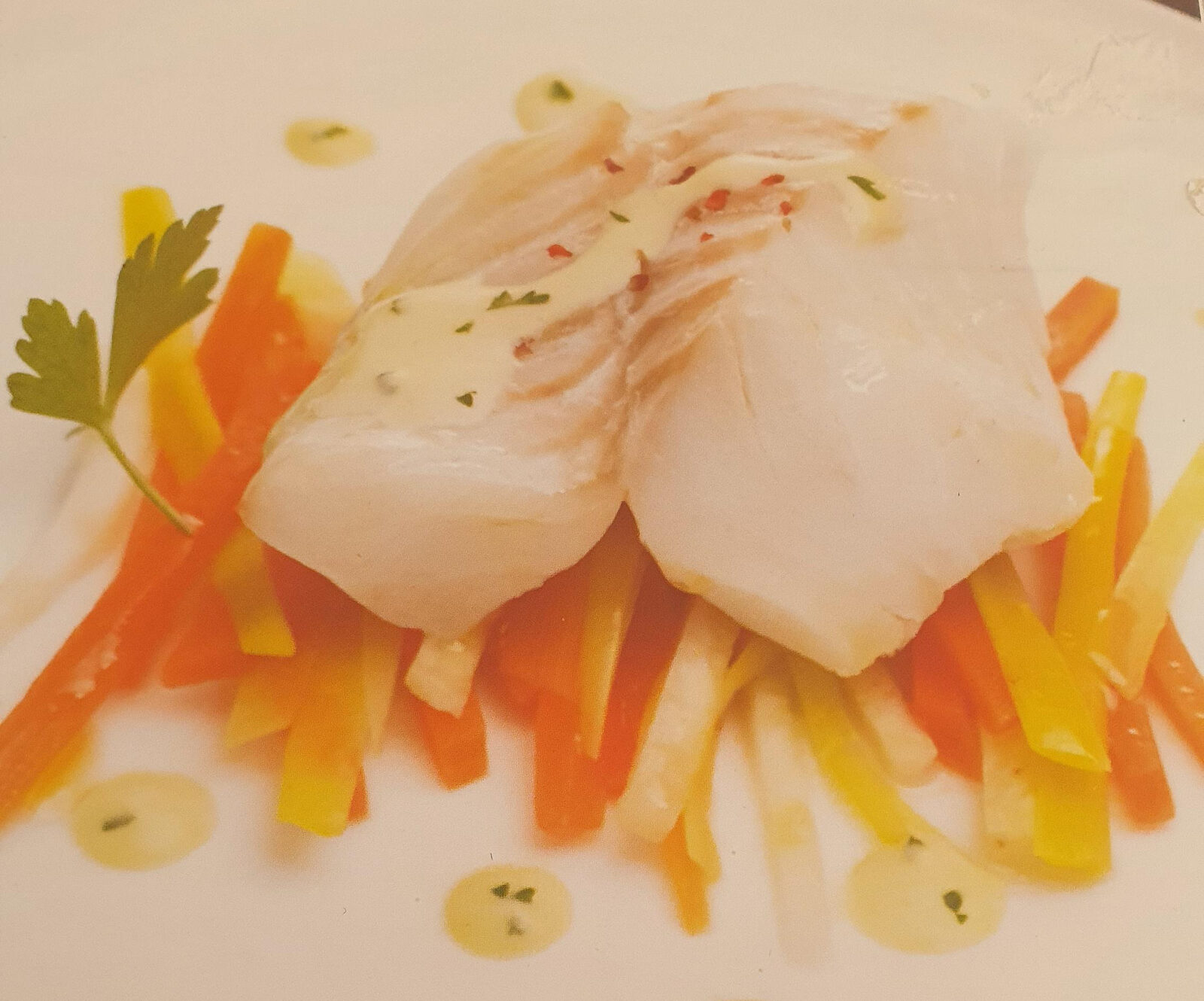 Dos de cabillaud, sauce messine et ses petits légumes