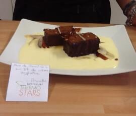 duo de dominos sur lit de crème anglaise