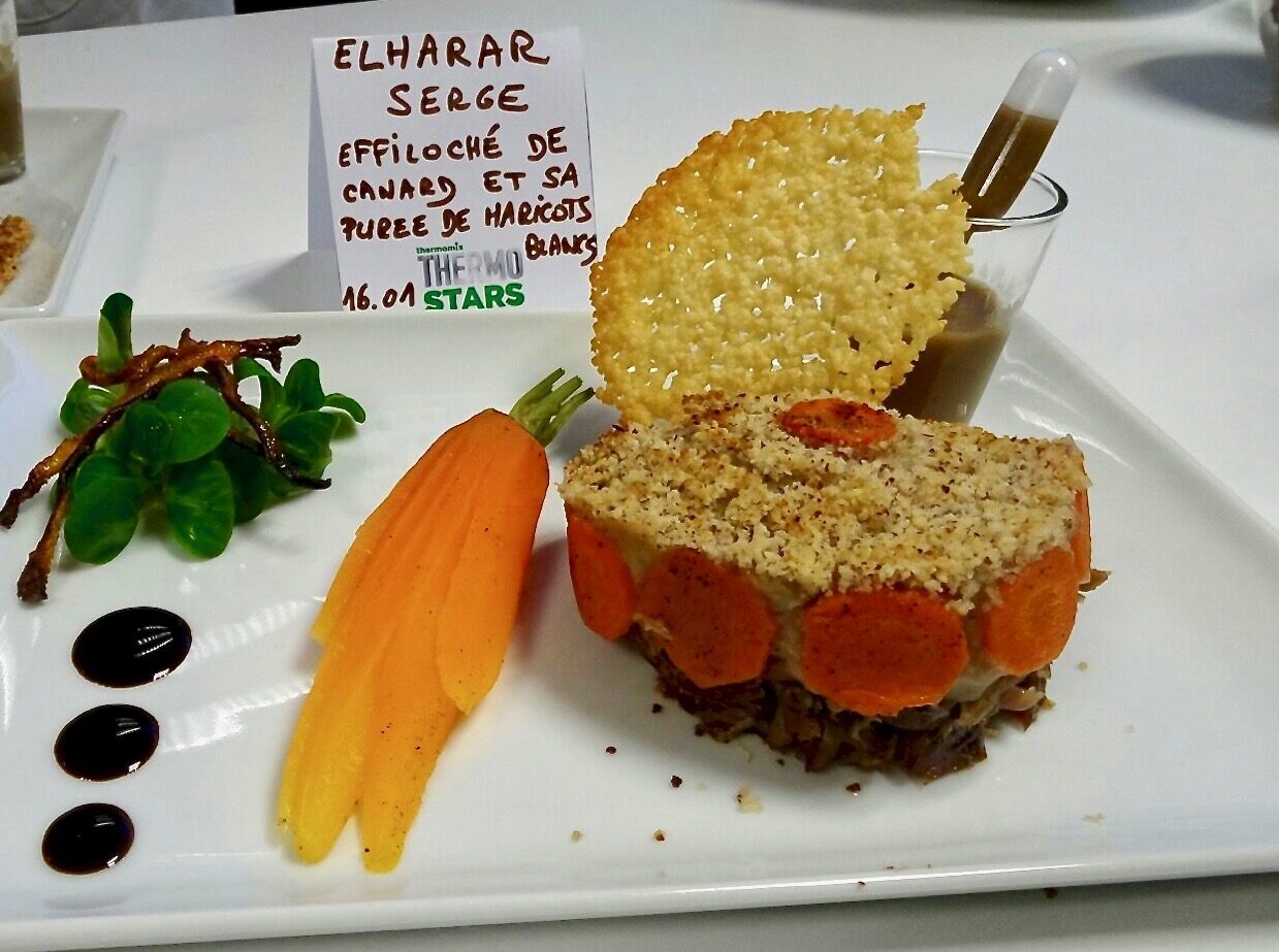 Effiloché de canard et purée de haricots blancs, sa chips de parmesan et sa sauce aux cèpes accompagné de mache et de pelures de carottes séchées